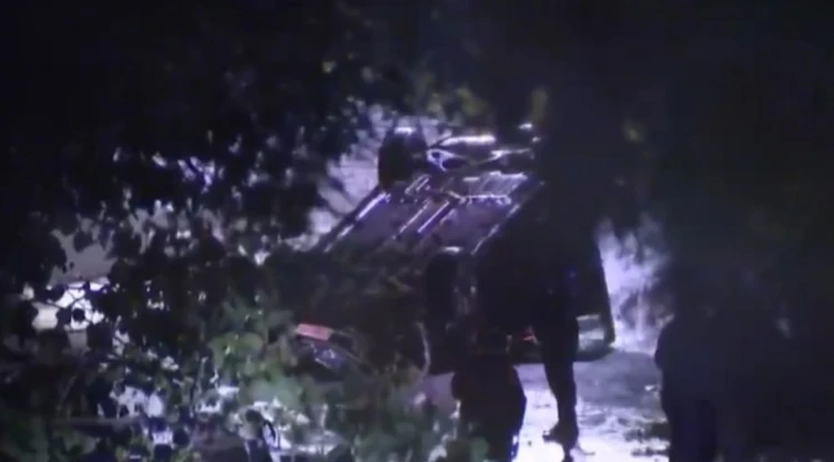 Sicario acribilla a conductor en ataque armado y desata aparatosa volcadura en Xochimilco, CDMX. La imagen muestra un vehículo tras el fuerte accidente por balacera