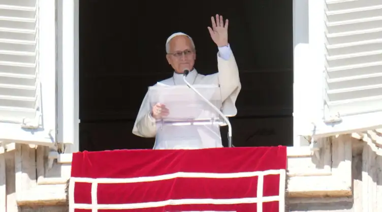 El papa León XIV ofrece la plegaria del Angelus en la plaza de San Pedro.