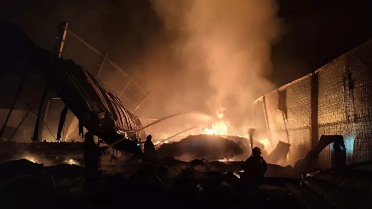 ¡Última hora! Evacúan a decenas de familias por aparatoso incendio en bodega en este municipio de Michoacán, hoy 26 de diciembre.jpg