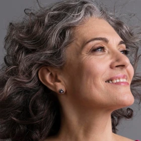 /estilo-de-vida/corte-mariposa-tendencia-favorece-mujeres-canas