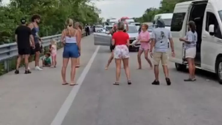 Así se vive el cierre total de la autopista Mérida-Cancún: Familias quedan varadas