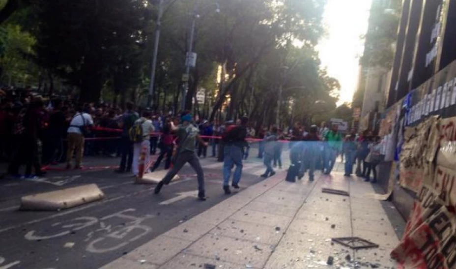 Miles de alumnos de la UNAM se reunieron en Ciudad Universitaria por la mañana y marcharon a las oficinas de la PGR