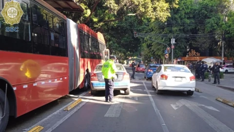 Auto choca contra Metrobús en estación de Chilpancingo