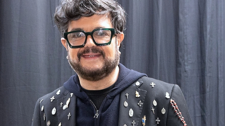 Aleks Syntek subasta su peluquín en redes y revela para qué usará el dinero