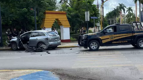 Fuerte accidente en la Avenida Colón de Mérida deja caos vial hoy viernes 01 de noviembre de 2024