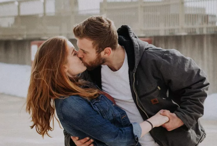 Se le juntan los 4 novios en su casa y todo acaba muy mal. (VIDEO)