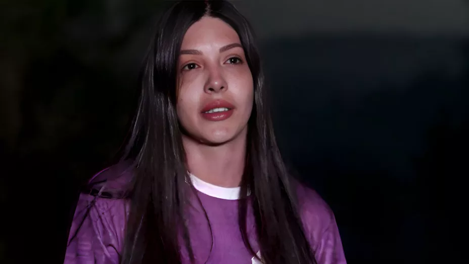 Participante del programa La Isla llorando con playera morada y despeinada