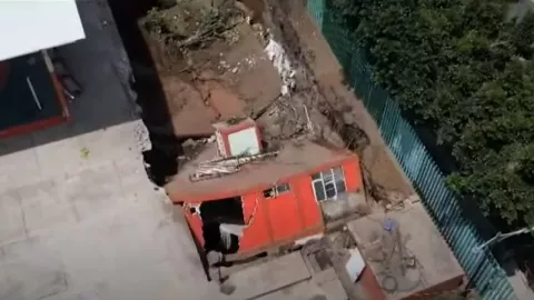 CDMX: Gimnasio de un deportivo cae en un socavón gigante de la alcaldía Gustavo A. Madero