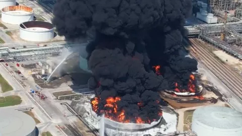 VIDEO Fuerte incendio en refinería en Garyville, Louisiana causa derrame químico