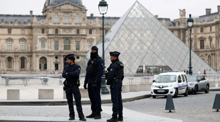 Policías afuera del Museo del Louvre, en París, Francia, tras el robo del 19 de octubre de 2025.