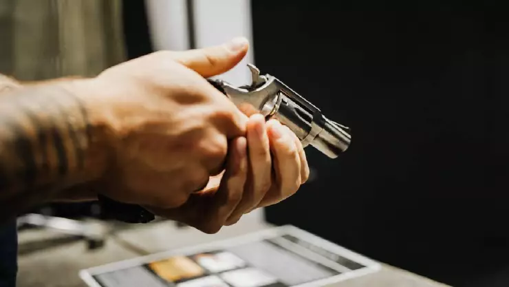 Papá mató a tiros al novio de su hija porque la golpeaba