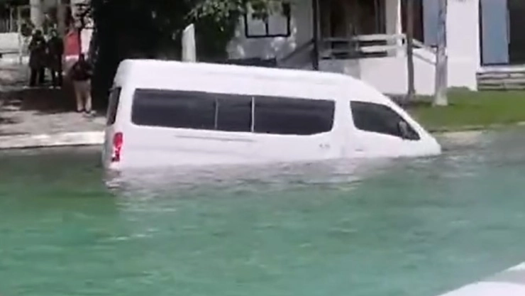 Camioneta de turistas cae en Laguna de 7 colores en Bacalar, Quintana Roo