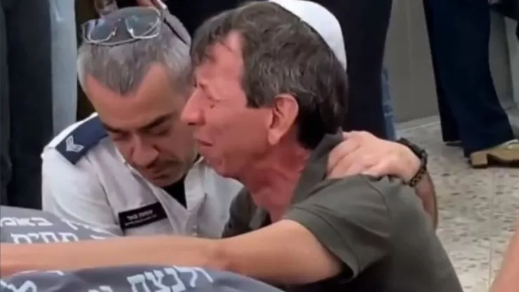 Hombre llorala muerte de su hija en israel