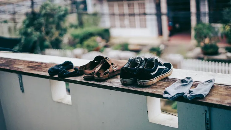 El producto que neutraliza malos olores en zapatos y previene aparición de bacterias; no es el talco