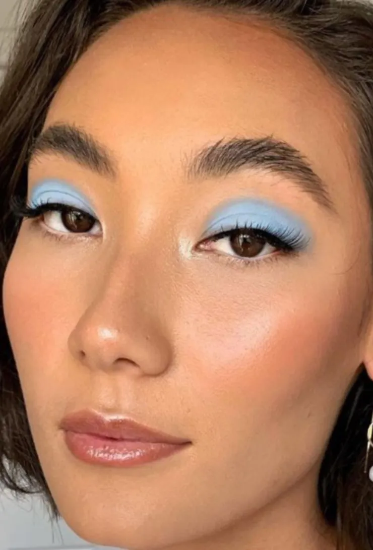 Las sombras baby blue quedan bien con los ojos de color café