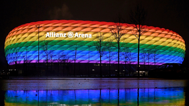 Allianz Arena con colores del arco iris