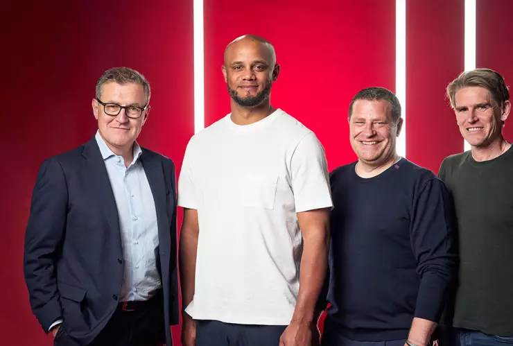 Vincent Kompany con directivos del Bayer Munich