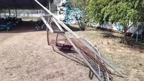 Las rejas de la escuela Ban Mai Sai Thong, en Tailandia, quedaron inservibles tras el paso de los elefantes salvajes