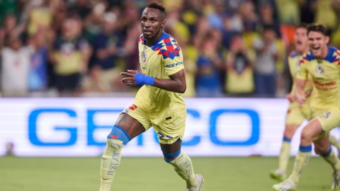 Julián Quiñones celebra un gol con Am&eacute;rica