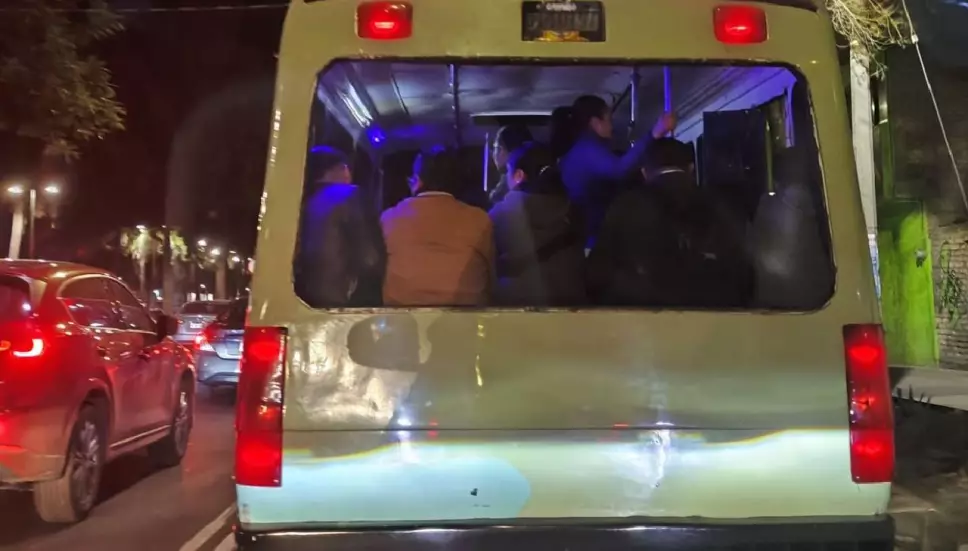 Conductor de microbús adorna unidad por Navidad en Mérida