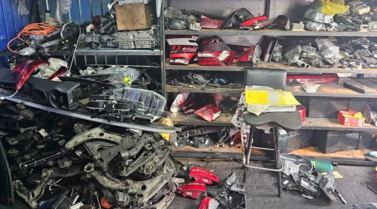 Autopartes supuestamente robadas fueron aseguradas en una predio en la GAM en CDMX.