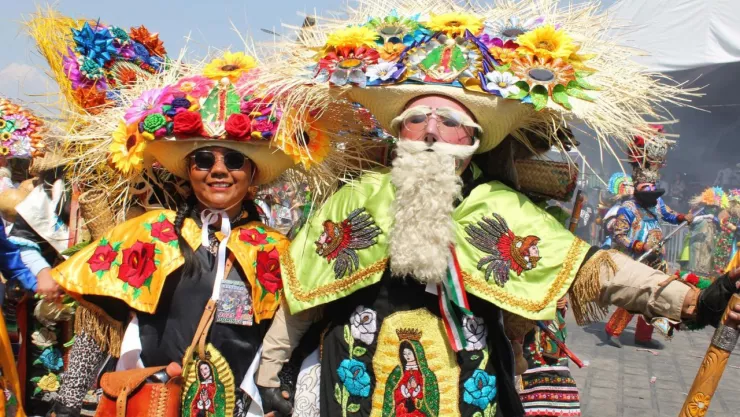 Danzante golpea a caballo durante carnaval de Huejotzingo, Puebla
