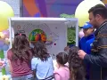 Pato acompañó a unas niñas a jugar canicas, pero aseguró que siempre ha sido muy malo para esos juegos. | Fotos: INSTAGRAM / @vengalaalegria