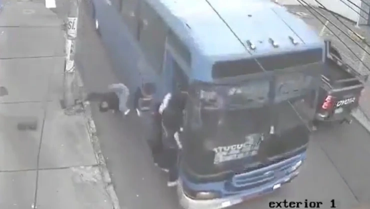 Pasajero cae de un autobús pero sobrevive de milagro en Quito