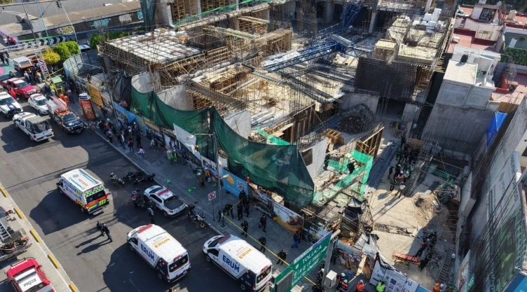 Desplome de grúa en la Roma, CDMX, deja personas lesionadas.