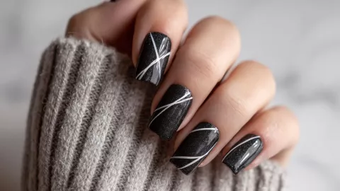 uñas acrilicas con diseño plateado