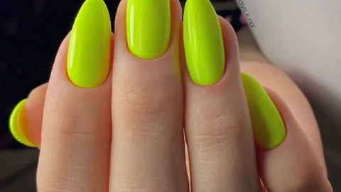 5 tonos de verde para uñas; quedan perfectas para la primavera 2026