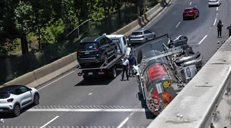 Bloqueos-y-accidentes-en-carreteras-de-México_-Caos-y-alerta-por-tráfico_-pipa-vuelca-y-provoca-cier.webp