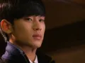 El aura glacial de Min-joon parece no ceder, pero pequeños actos hablan por él: aunque amenazó con echar a Song-yi de su apartamento, termina comprándole snacks. Ese gesto, tierno y reacio, abre grietas en su coraza.
