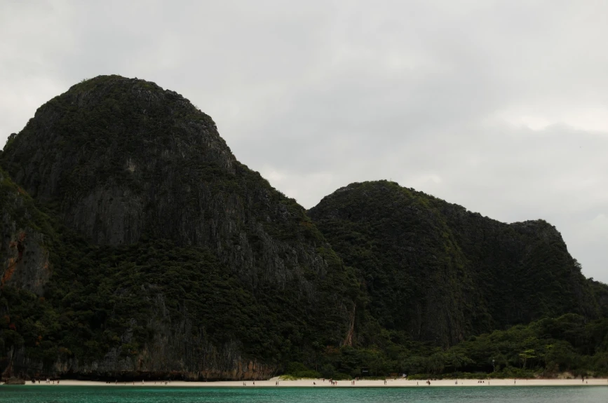 Autoridades de Tailandia cerraron la playa por daños en el ecosistema.