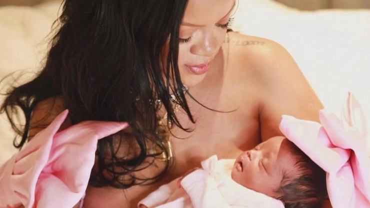 Rihanna anuncia el nacimiento de su primera hija con TIERNA foto en redes sociales