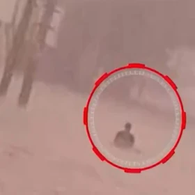 VIDEO_-Desaparece-repartidor-tras-ser-arrastrado-por-la-corriente-durante-las-lluvias_-autoridades-c.webp