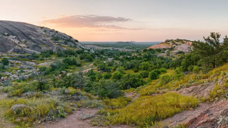 la vista panorámica del pintoresco destino natural llamado Enchanted Rock State Natural Area en Texas