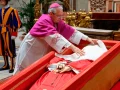 Colocación del velo de seda blanca en el cierre del féretro del Papa Francisco.