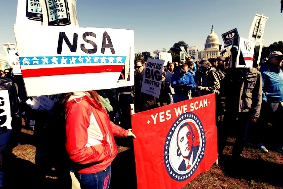 Un grupo de personas protesta afuera del Capitolio en Washington