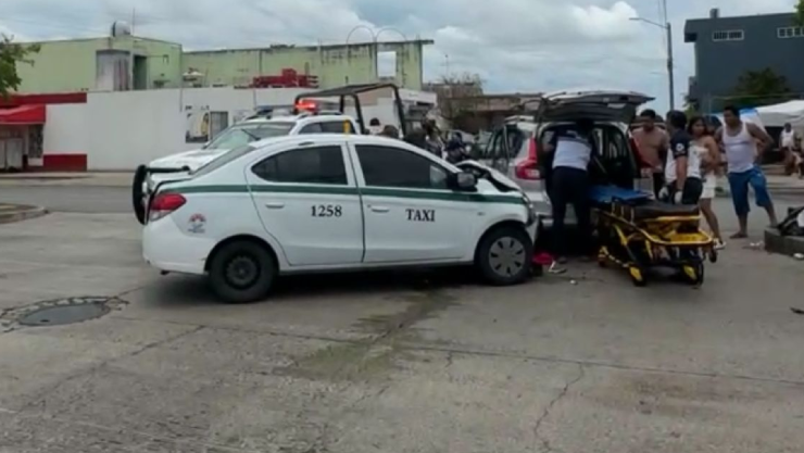 ¡Domingo de accidente en Cancún! Tres heridos tras choque entre camioneta y taxista en la región 260 en Prado Norte