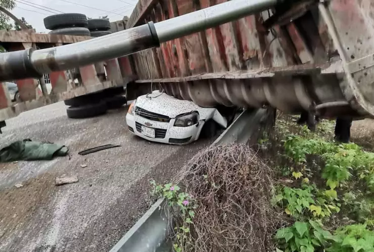 Conductor muere aplastado por la caja de un tráiler en Tabasco