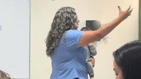Video: Maestra de Guasave carga a bebé de su alumna para que termine su tarea