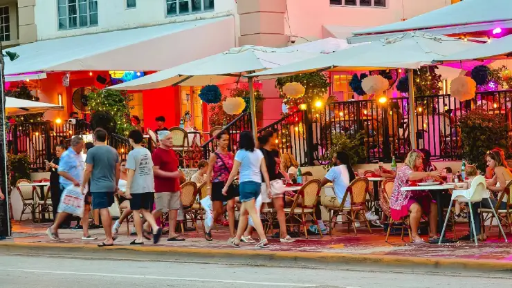 las calles de Miami ofrecen una hermosa y colorida vista de sus restaurantes