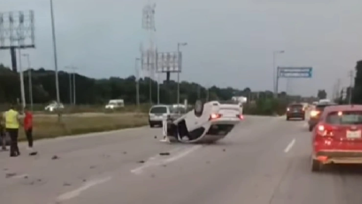 Video_ Fuerte volcadura rumbo a Puerto Morelos provoca tráfico lento en la carretera.jpg