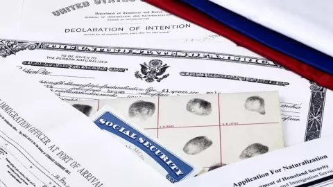 Unos documentos que se necesitan para el trámite de naturalización.