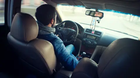 Conductores de la CDMX serían penalizados hasta con un punto por conducir con la música a todo volumen