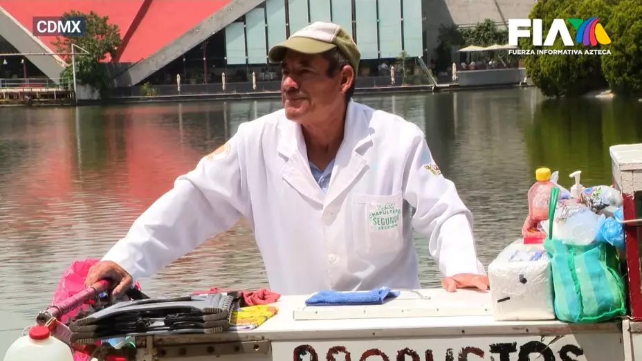 Don Fernando Morales lleva más de 50 años como paletero en el Bosque de Chapultepec