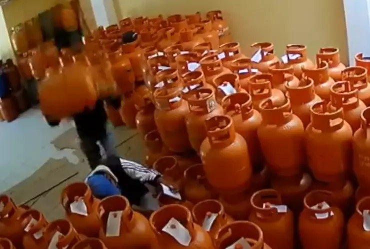 Hombre fallece tras ataque con cilindros de gas