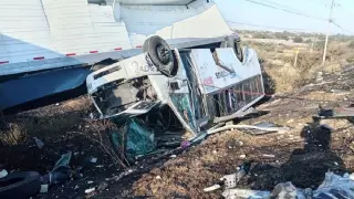 Tráiler choca contra autobus de pasajeros en carretera Silao.jpg