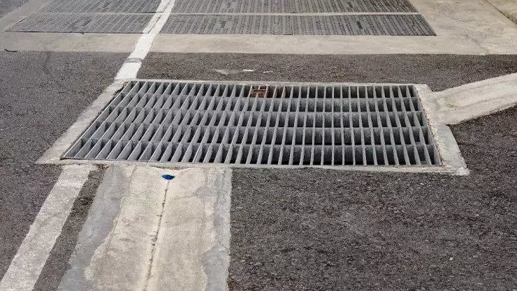 Vecinos reportan olor a gasolina en coladeras de la GAM